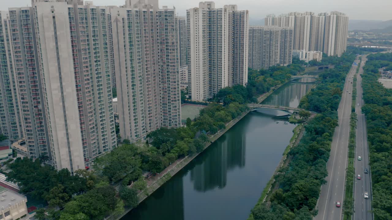 낮에는 강과 고속도로를 따라 공공 주택