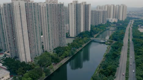 viviendas públicas a lo largo de un río y la carretera durante el día