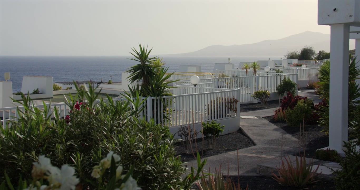 Ampia panoramica con vista a ovest su edifici imbiancati a calce a Puerto del Carmen, Lanzarote, Isole Canarie.