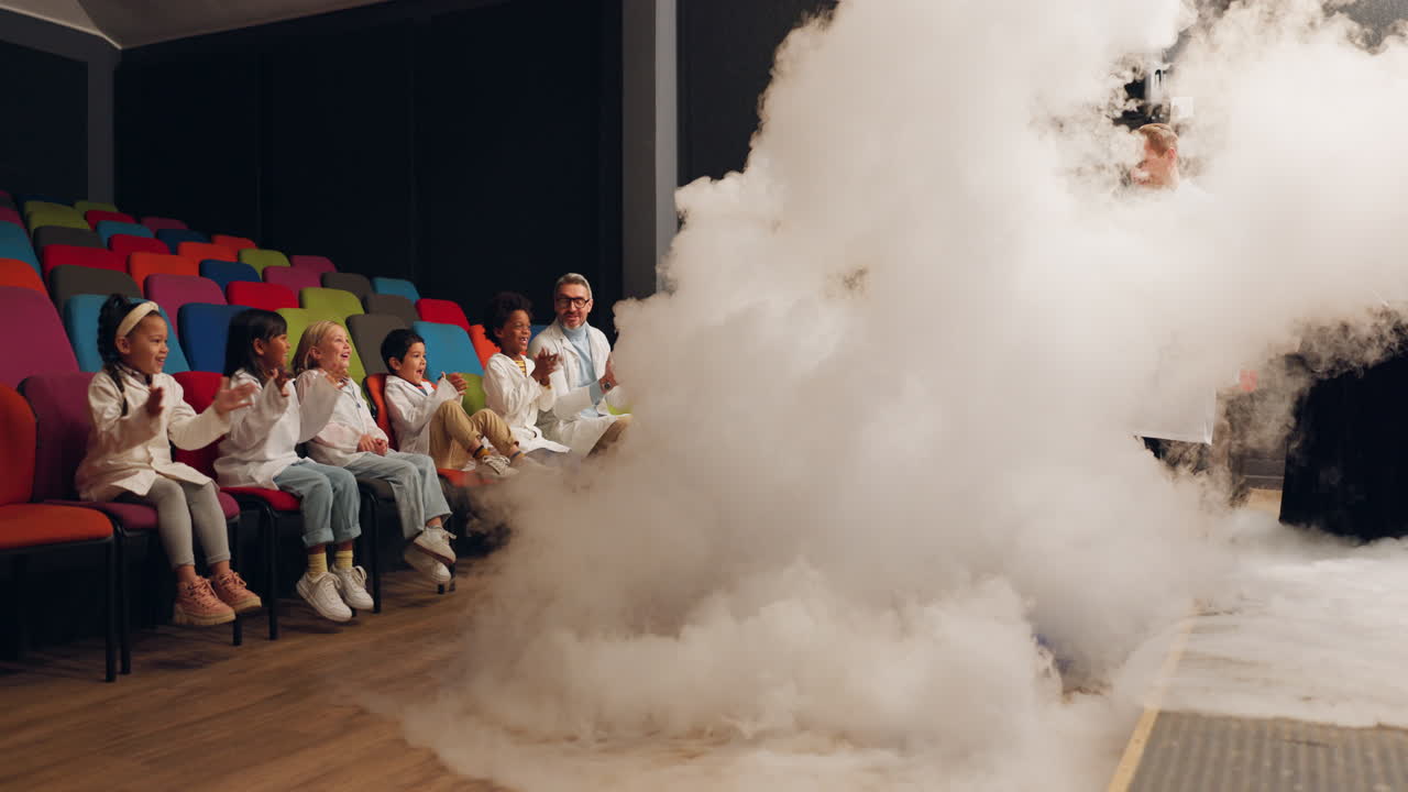 wow, aplausos del maestro y los niños de ciencias aprendiendo