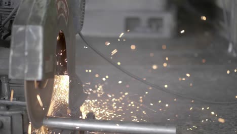 산업 공장에서 철을 는 동안 자동 절단 기계의 근접 및 불꽃. 느린 모션