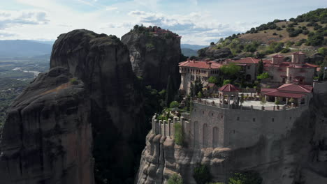 órbita-Vista-Aérea-Monasterio-De-Varlaam-Meteora-Grecia-Día-Soleado-Primavera