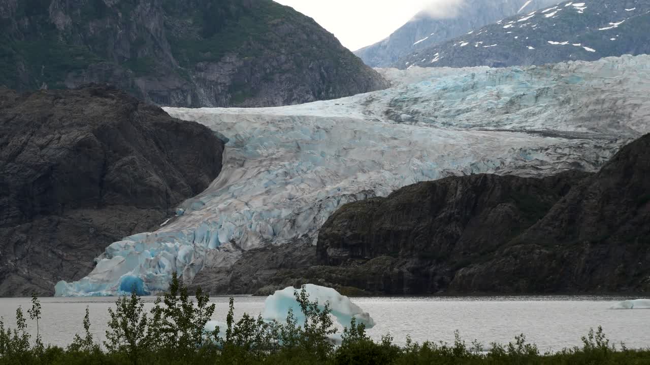 paisaje congelado del glaciar y lago de mendenhall, las aventuras de alaska