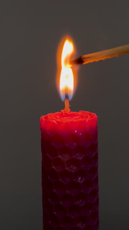 una vela de panal roja ardiente