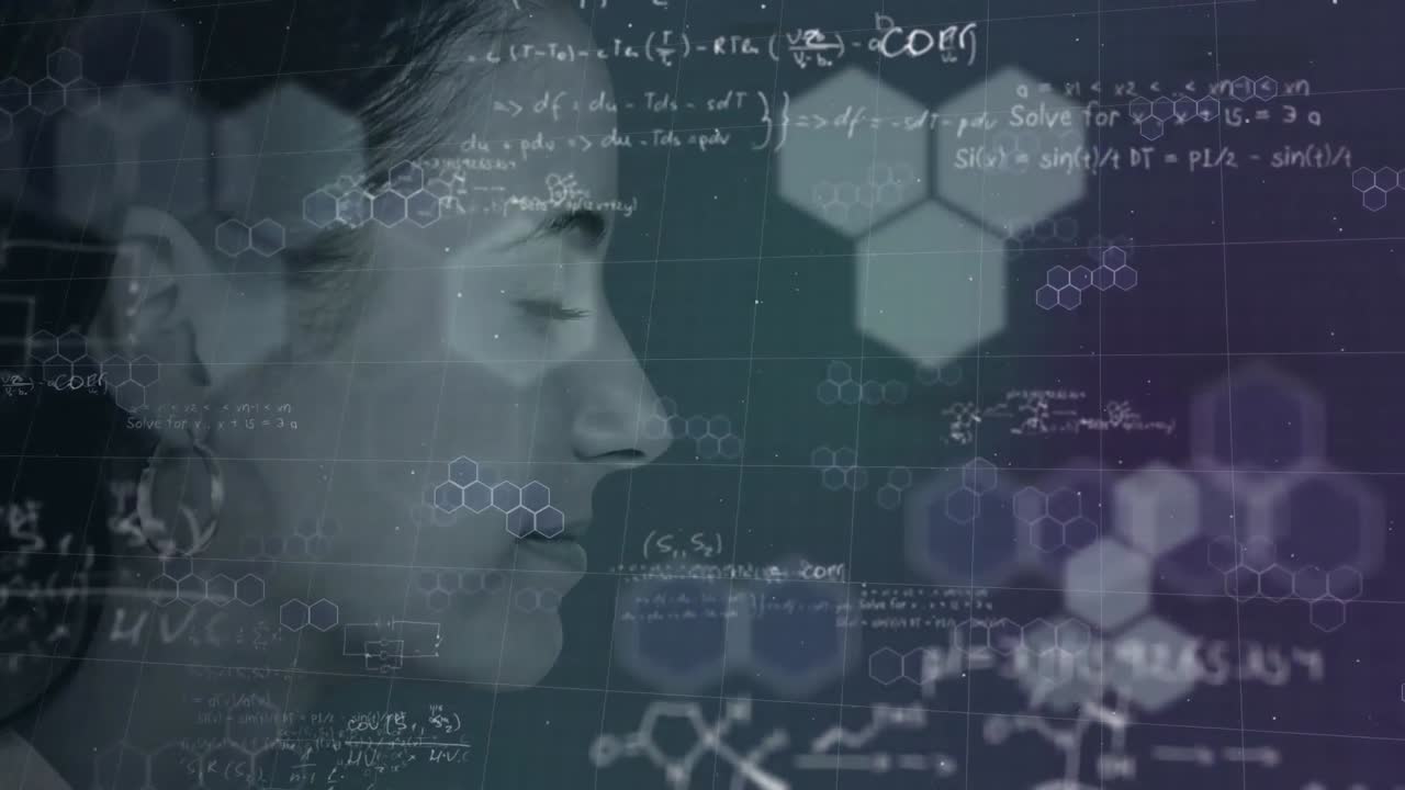 animación de un perfil de mujer caucásica sobre el procesamiento de datos en el fondo.