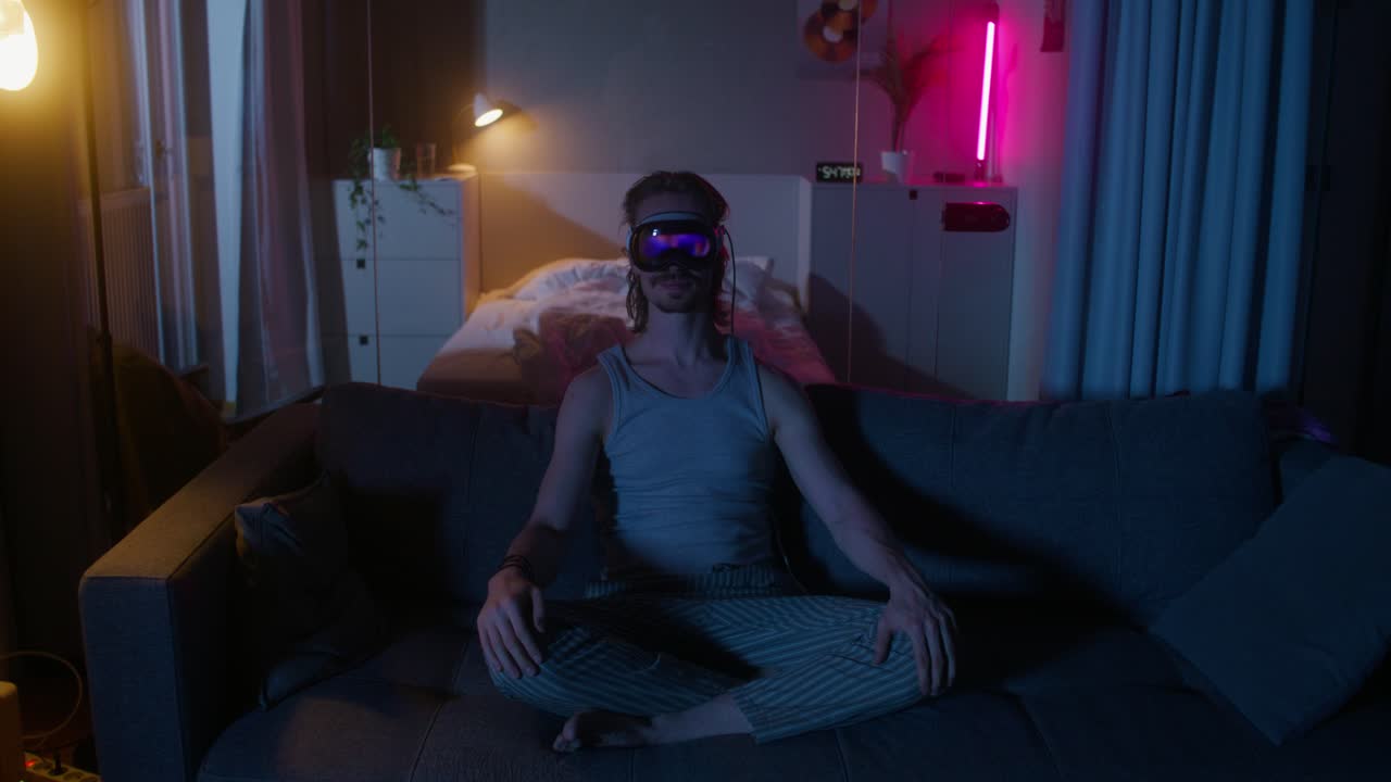 hombre usando auriculares vr en un sofá