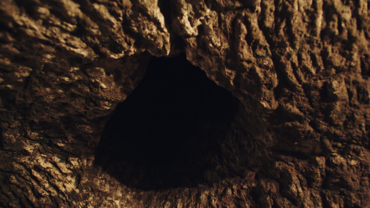 hermosa toma en cámara lenta del agujero en una caverna que sirve como bodega de vino del metro en burgos, españa