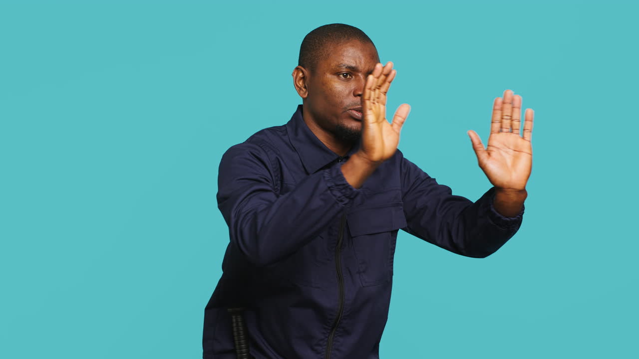 trabajador privado de la ley empujando a los intrusos