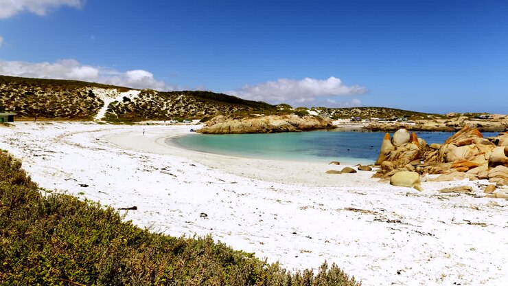 Timelapse sulla spiaggia di sabbia bianca di Tietiesbaai, Weskus, mentre le nuvole si muovono sulle dune