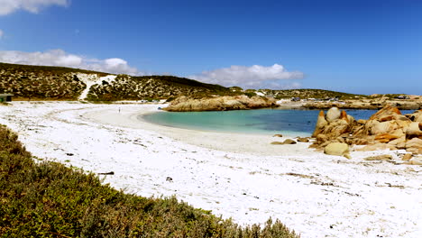 timelapse über tietiesbaai weskus weißer sandstrand, während sich wolken über dünen bewegen