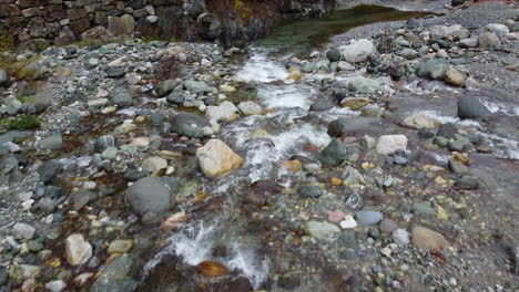 Fluss-Im-Bergwald-Mit-Roten-Und-Gelben-Bäumen-Herbstlaub-Luftbild