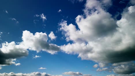 Timelapse-De-Ensueño-De-Nubes-Con-Un-Cielo-Azul-Brillante-En-El-Fondo