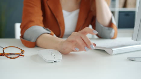 mujer trabajando en un escritorio