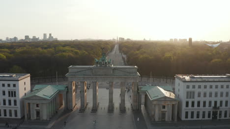 Antenne:-Über-Dem-Brandenburger-Tor-Mit-Fast-Keinen-Menschen-In-Berlin,-Deutschland-Aufgrund-Der-Coronavirus-Covid-19-Pandemie-Bei-Wunderschönem-Sonnenuntergangslicht