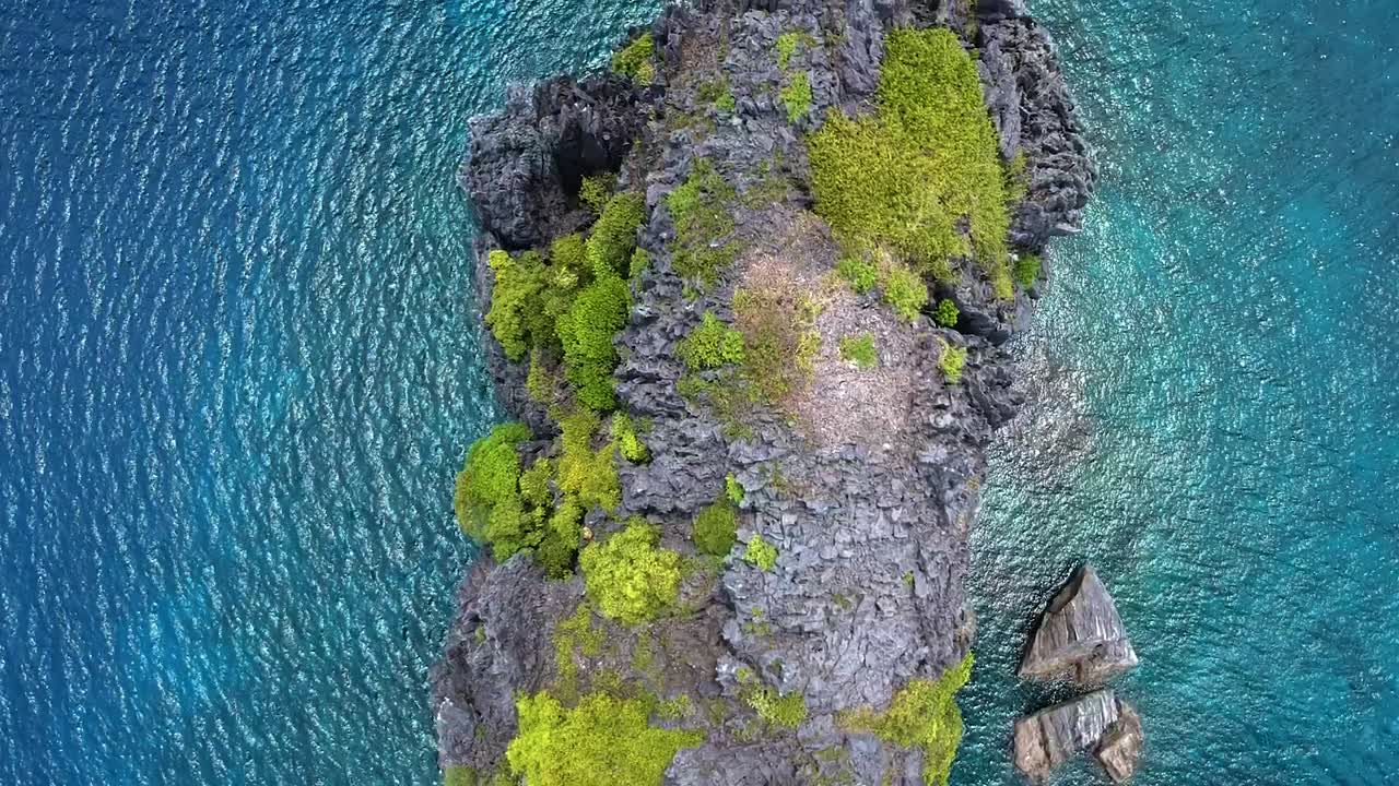 toma aérea de arriba hacia abajo del sitio de buceo north rock, el nido, palawan, filipinas