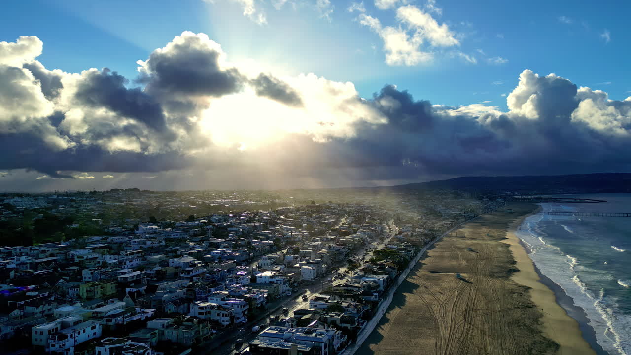 impresionante vista aérea del vecindario de manhattan beach durante un día nublado