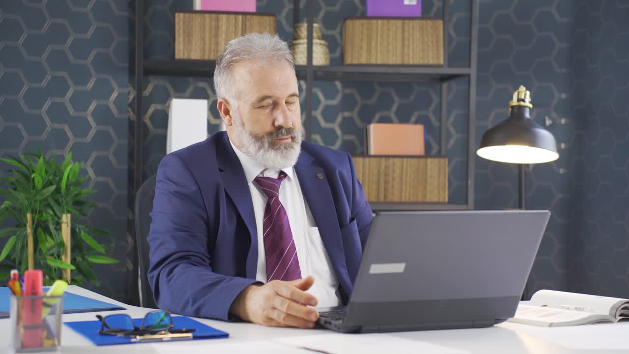 un hombre de negocios cuidadoso.