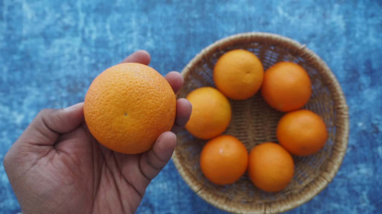 naranjas en una cesta