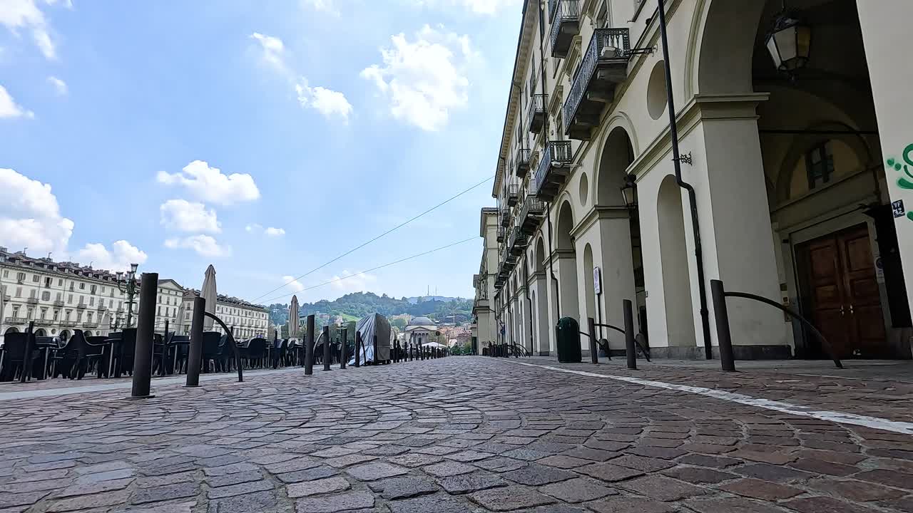 Strada acciottolata con edifici storici