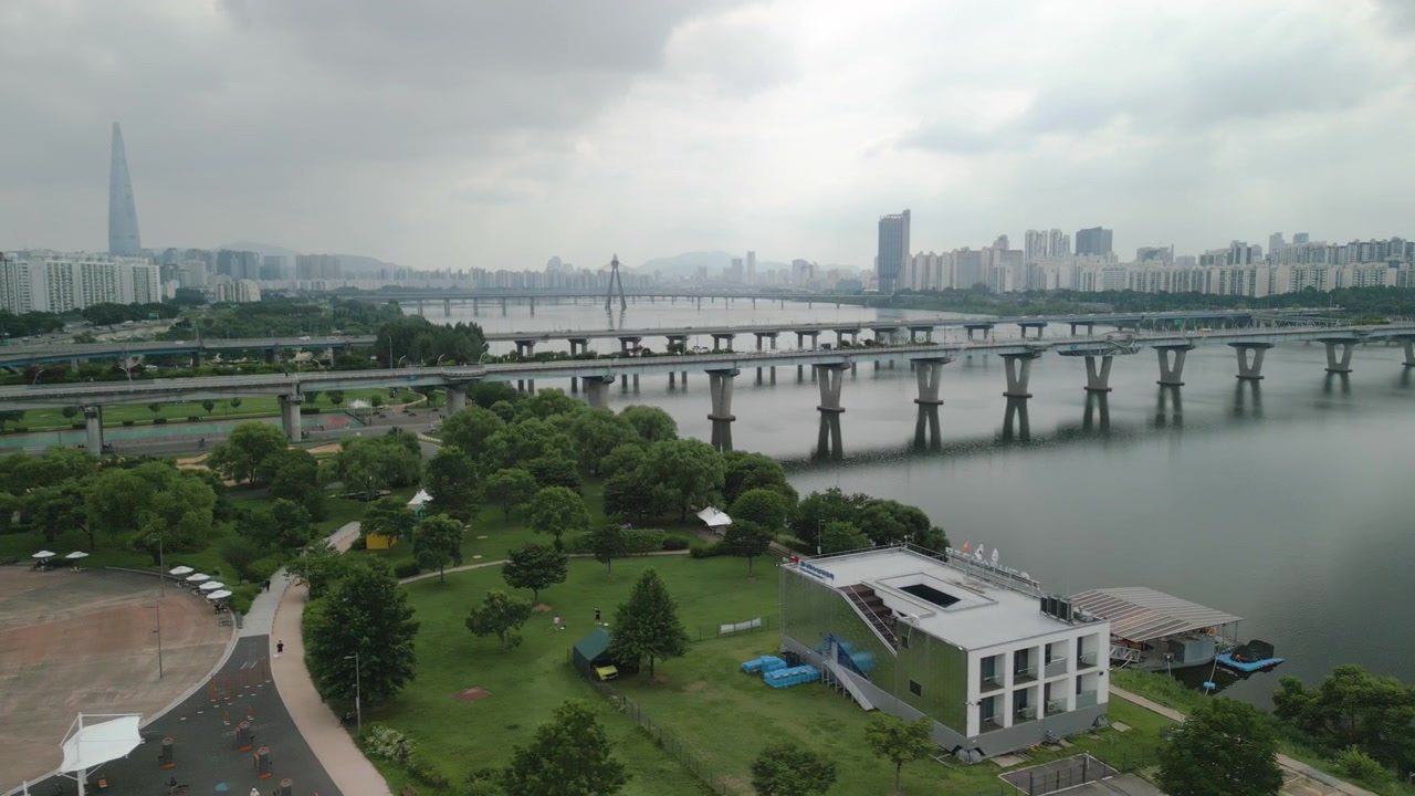Drone 4K del fiume Hangang vicino al Parco Hangang di Gwangnaru e al Ponte Gwangjin in una giornata nuvolosa
