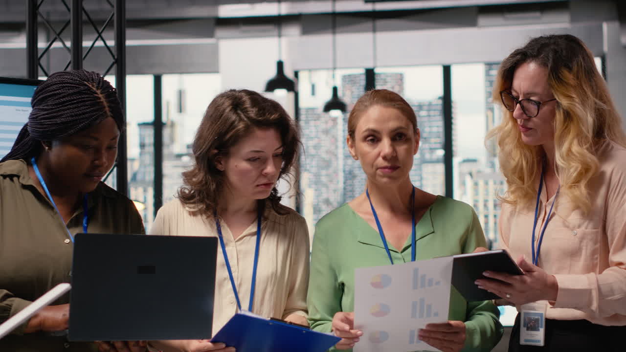 Video Verticale Gruppo di imprenditrici determinate collabora in un ufficio moderno