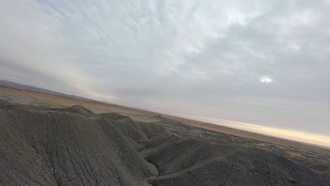 Factory-Butte-Fpv-Drone-Flyby-In-Den-Hügeln-Und-Schluchten