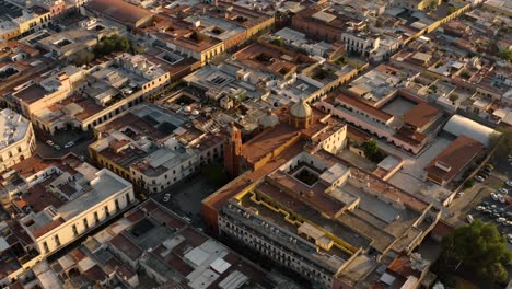 Luftaufnahme-über-Die-Innenstadt-Von-Queretaro,-Kirche,-4k-Filmischer-Sonnenuntergang