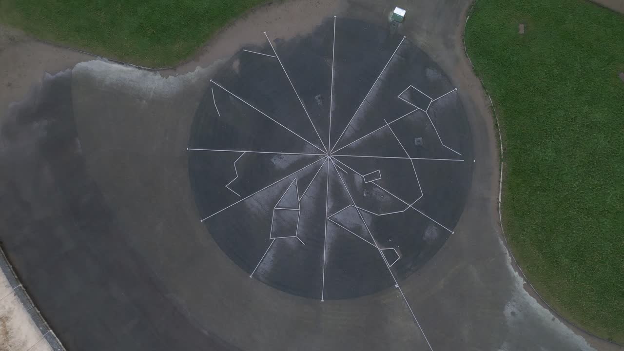 tomada aérea hacia arriba de un área circular cimentada en una calle de la bahía de scarborough con algunas personas durante una noche de invierno en el norte de yorkshire, inglaterra