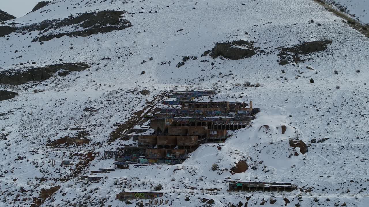 1920년 유타 주 제놀라 남쪽 끝에 산비탈에 지어진 오래된 양철 공장은 1921년부터 1925년까지 금, 은, 구리 및 납을 가공했습니다.