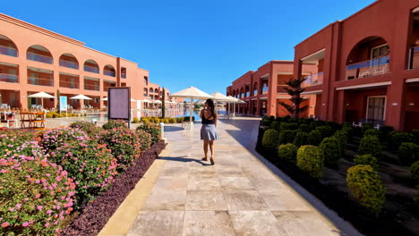 Hermosa-Mujer-Caminando-En-Un-Hotel-De-Lujo-De-Egipto,-Vista-Trasera