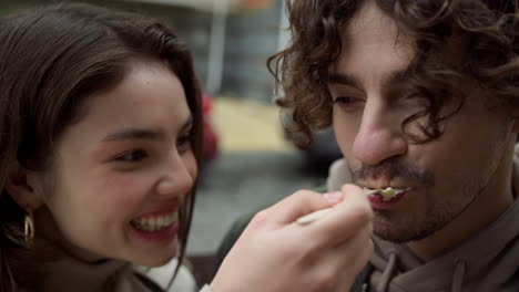 una pareja alegre haciendo el tonto en una cita al aire libre