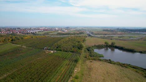 Carretera-Con-Tráfico-Cerca-De-La-Ciudad-De-Straszyn-En-Polonia,-Vista-Aérea-Lejana