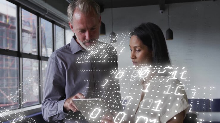 Animazione di codifica binaria ed elaborazione dati su diversi professionisti in ufficio.