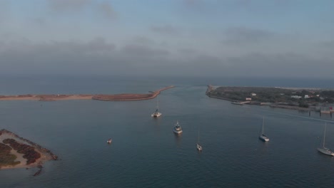 Vista-Aérea-De-La-Hermosa-Bahía-Con-Barcos