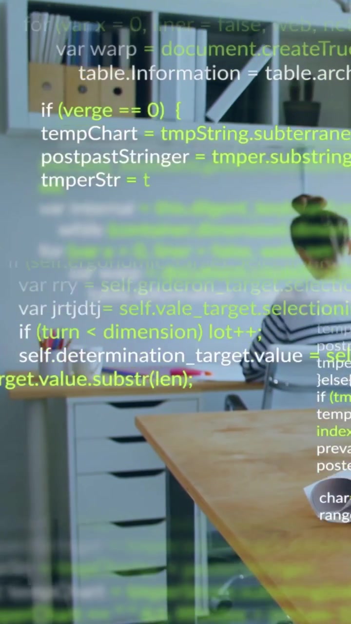 Video vertical: Mujer sentada en un escritorio usando una pantalla y creando una superposición de código verde para software.