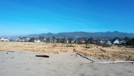 4k-Luftdrohne-Schoss-An-Einem-Hellen-Tag-über-Den-Graslandweg-Am-Meer,-Oregon-Beach