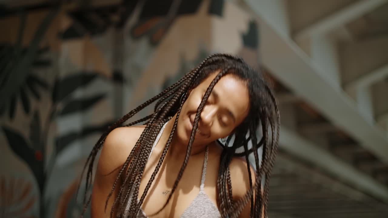 женщина танцует в городской обстановке