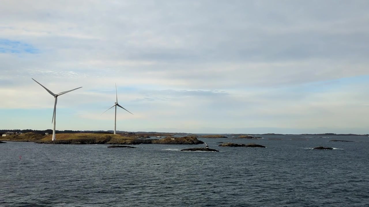 Vindmøller på klippeøer langs den norske kyst