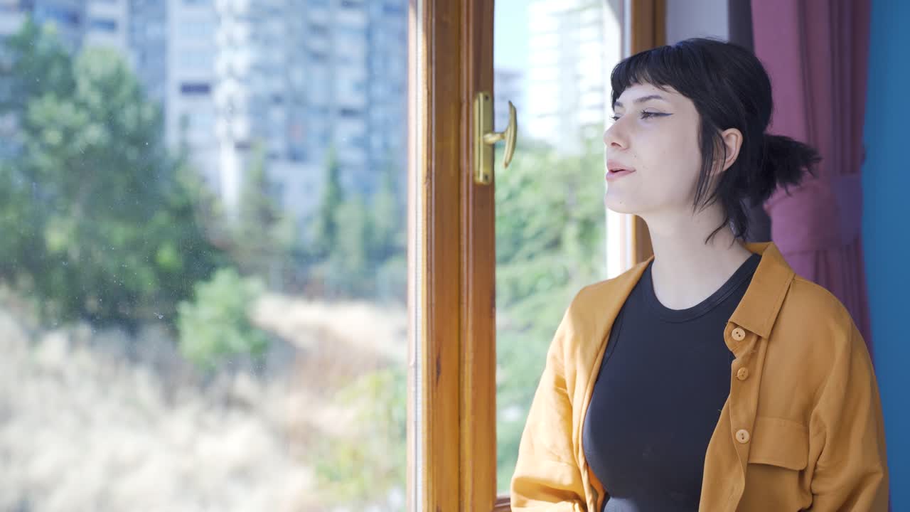 물을 마시는 젊은 여성.