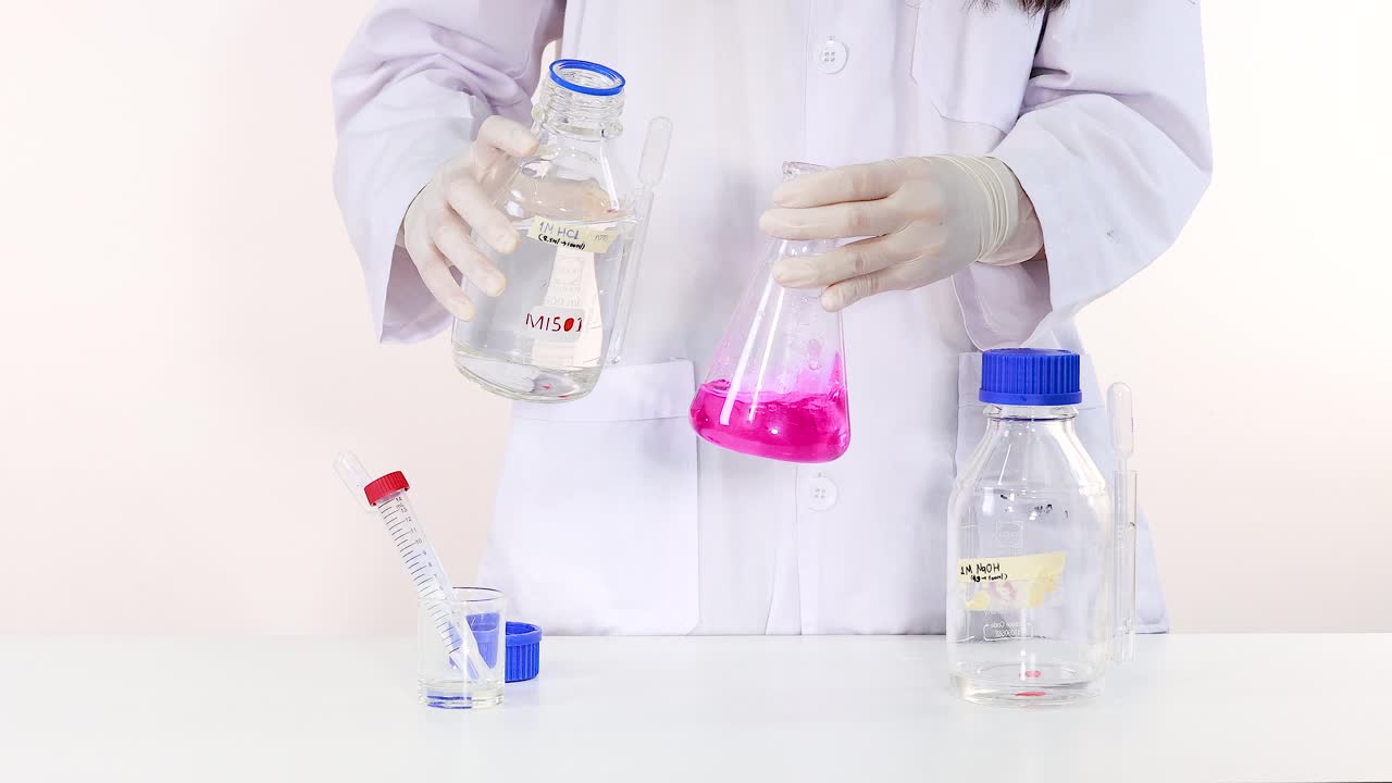 observar el cambio de color en una reacción química