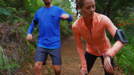 una pareja deportiva terminando su carrera.