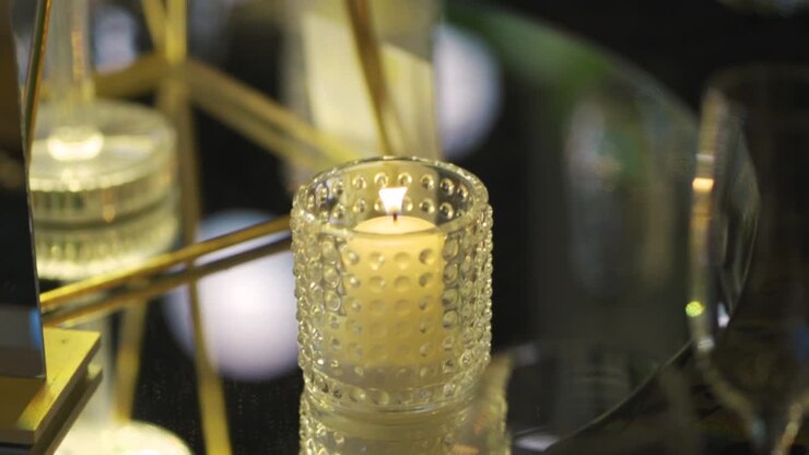 Elegante decorazione per tavolo nuziale con candele in contenitori di vetro.