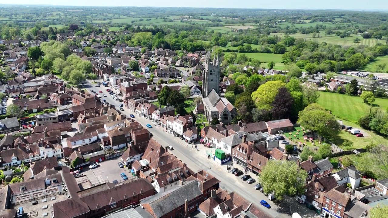 Vista aérea con dron de la calle principal de Tenterden, Kent, Reino Unido, metraje 4K