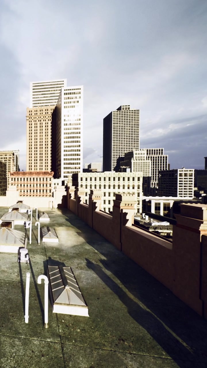Vista dello skyline della città da un tetto nel tardo pomeriggio con ombre ed edifici