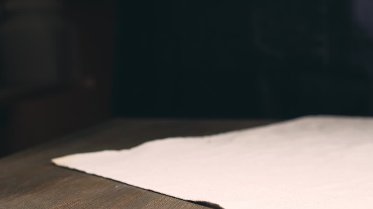 el panadero pone pan recién horneado en la mesa.