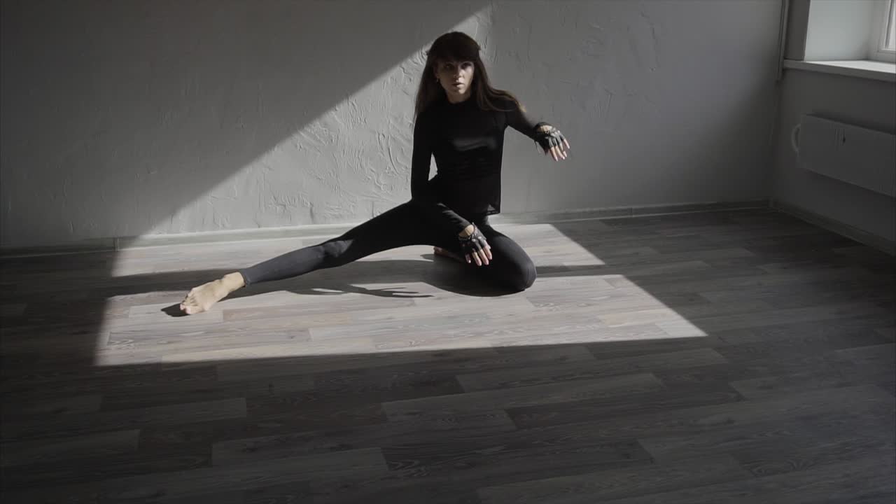 Frau dehnt sich in einem Studio