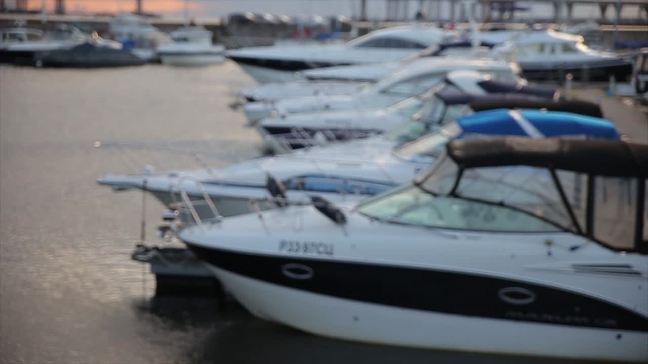 моторные лодки в пристани