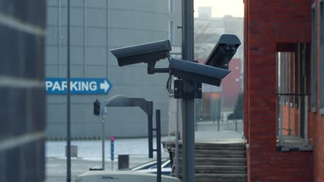 una cámara de bucle cerrado poligonal de un sistema de videovigilancia instalado en una calle de la ciudad para monitorear a la gente.