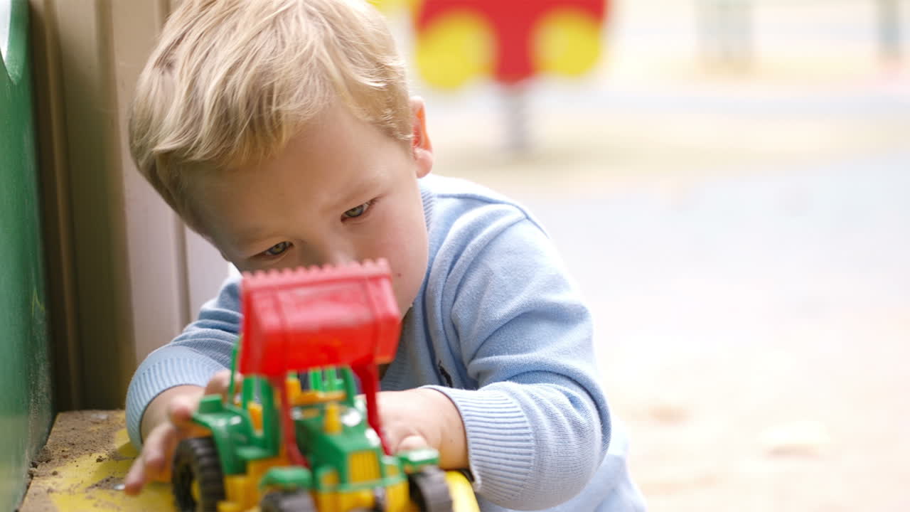 niño jugando con juguetes al aire libre