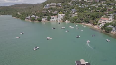 Luftaufnahme:-Teure-Häuser-Am-Wasser-In-Der-Nähe-Von-East-Head-Knysna,-Südafrika